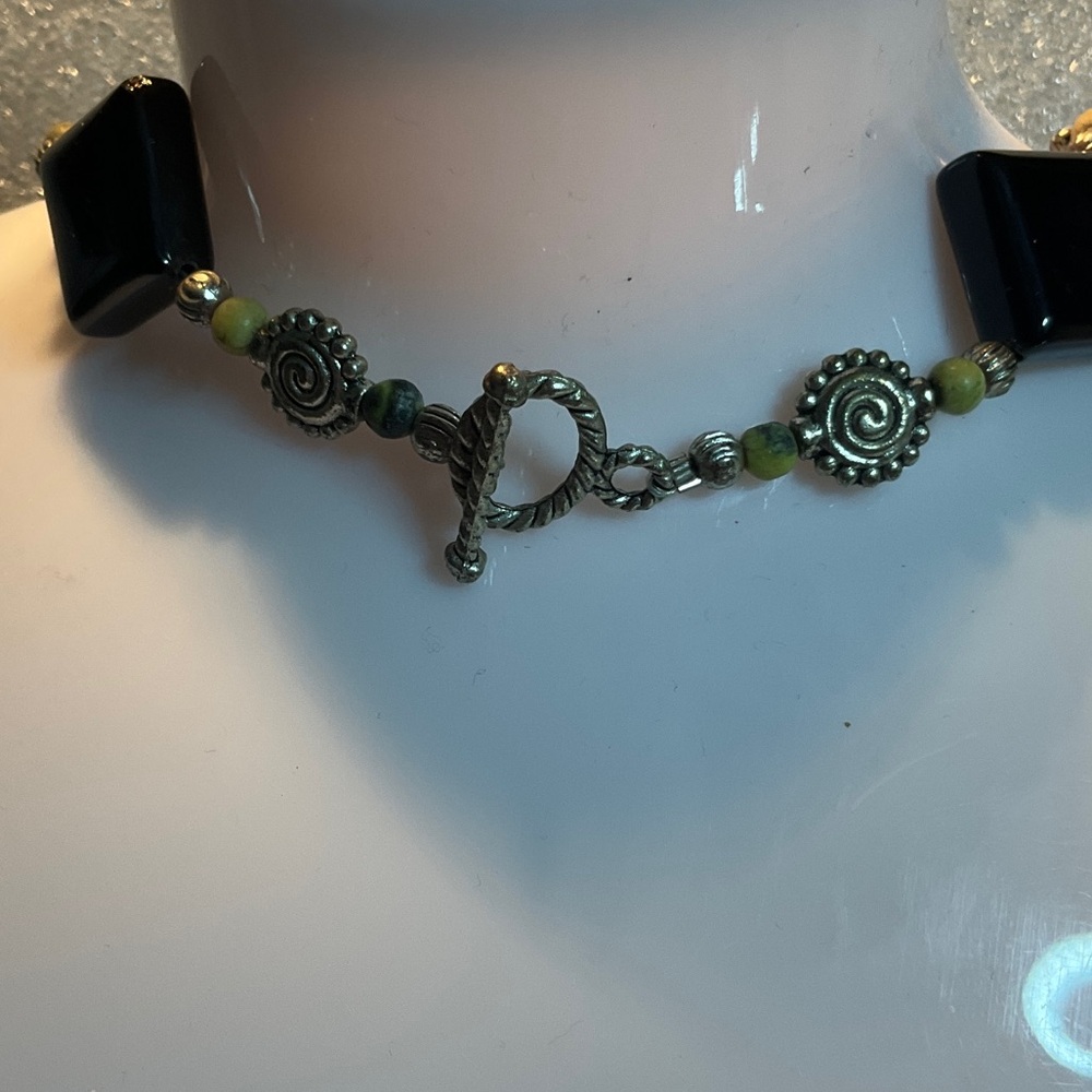 Elegant Black and Green Stone Necklace - Picture 4 of 6